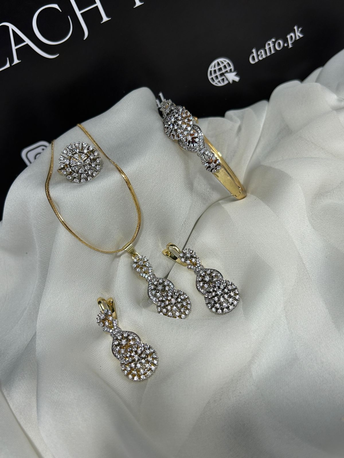 Radiance Royale – 4PC Openable Bangle Set