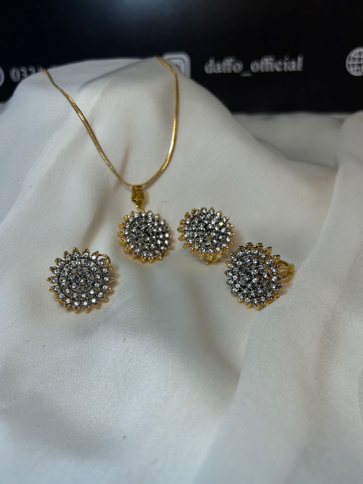 Zauviaa Floral White Zircon Set