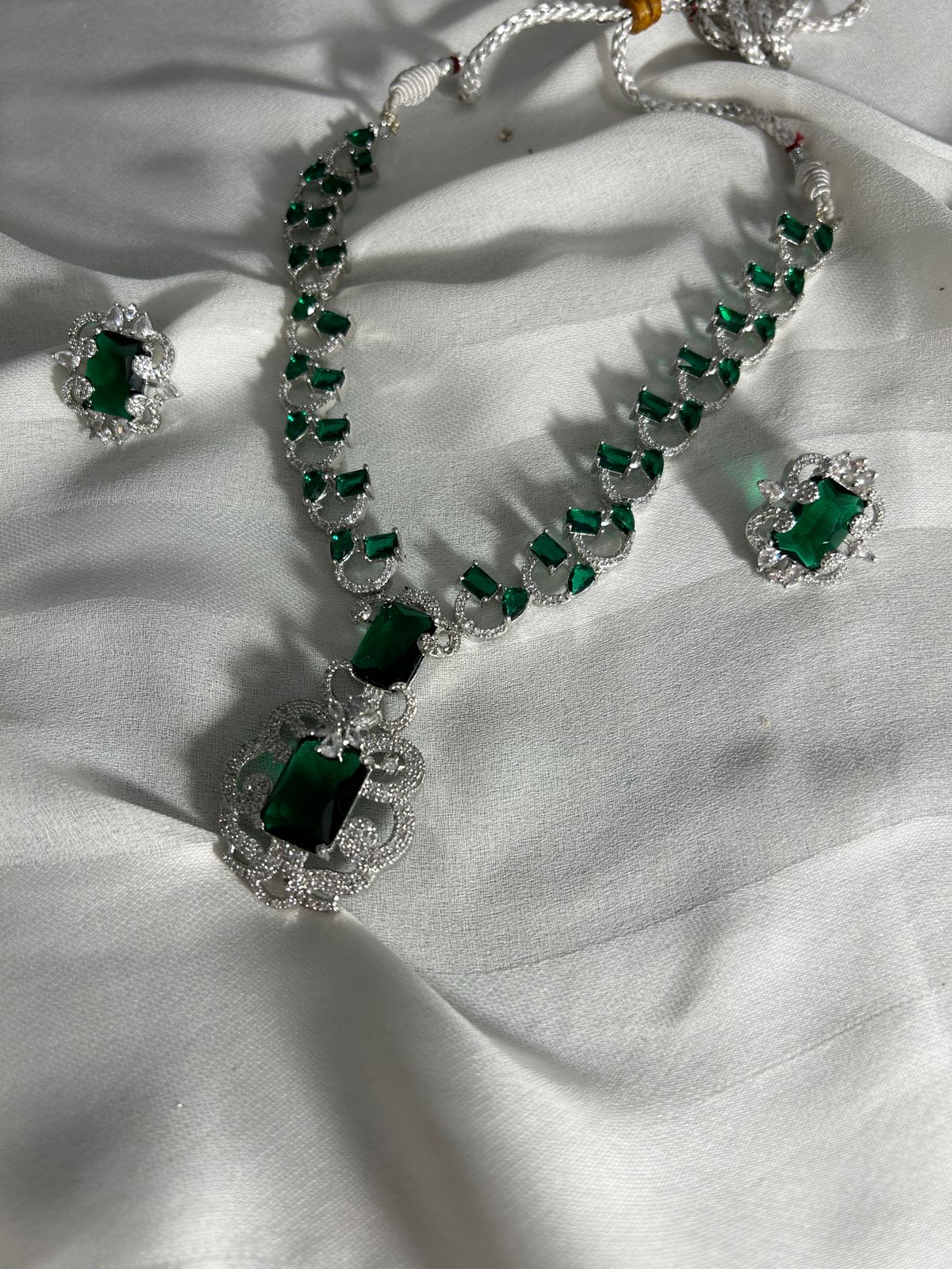 Zauviaa Emerald Royale