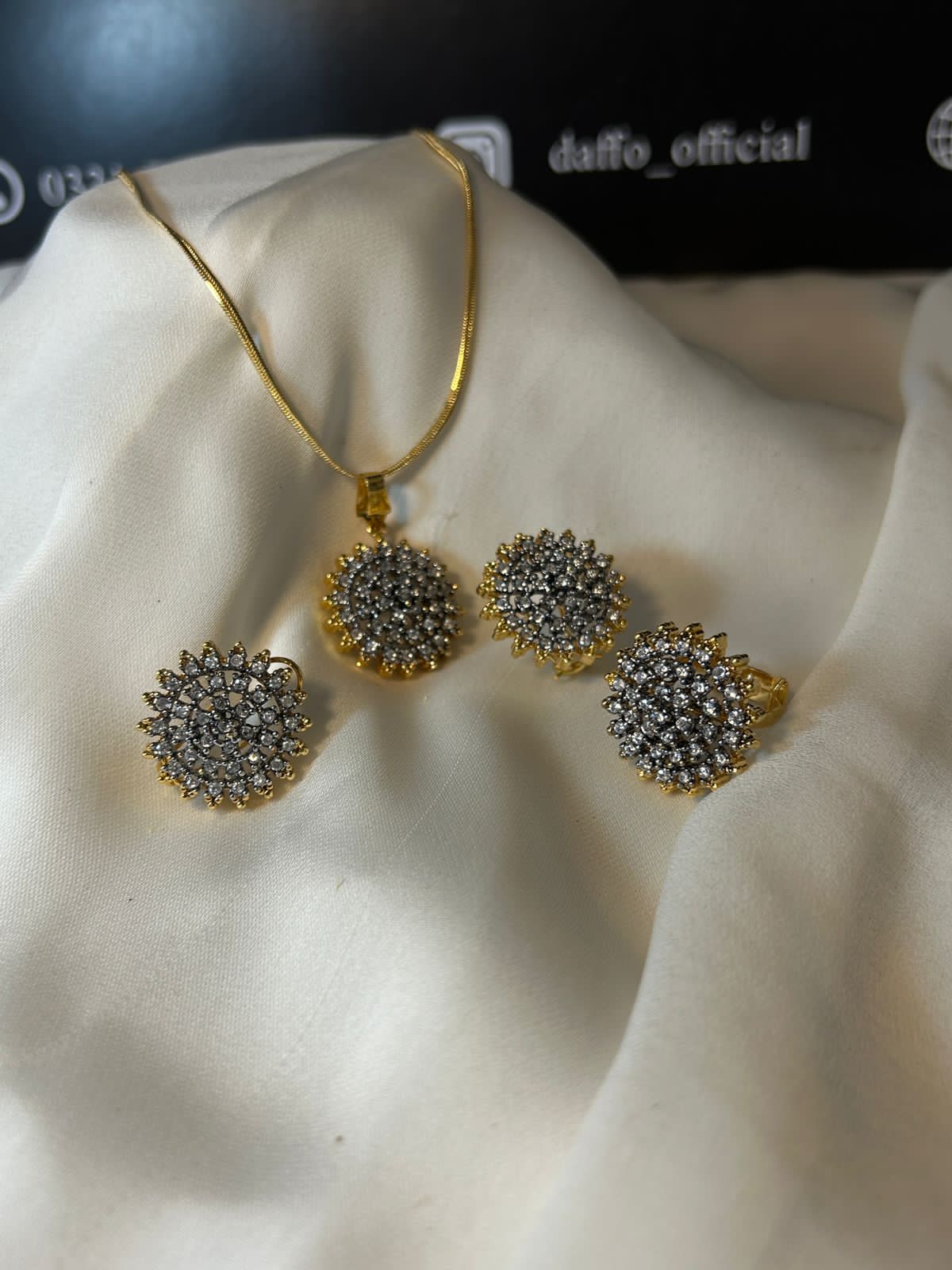 Zauviaa Floral White Zircon Set