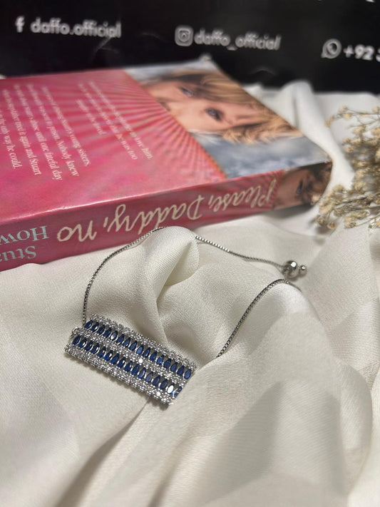 Adjustable bracelate