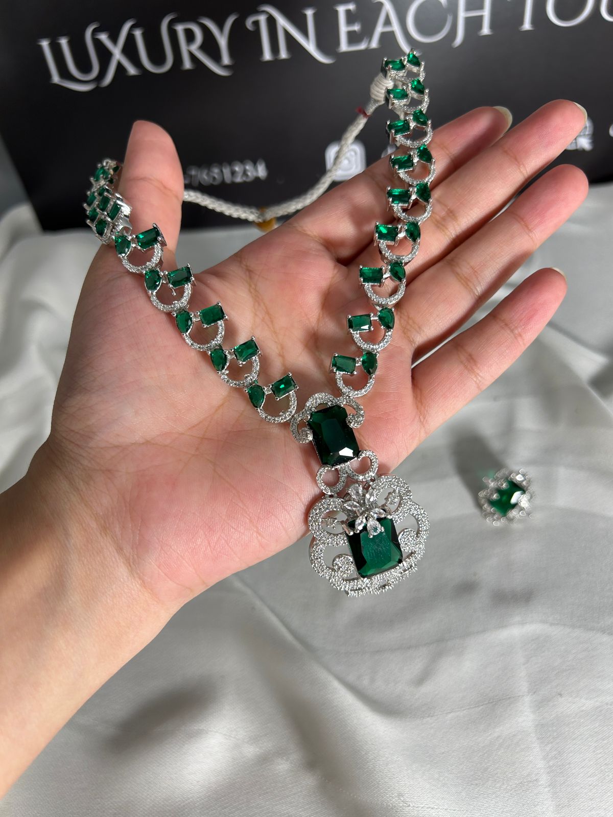 Zauviaa Emerald Royale